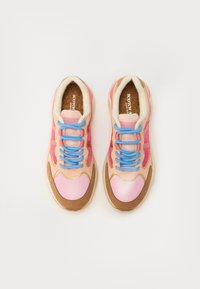Multifarvede sneakers med pink mesh og ruskind detaljer, blå snørebånd og brune teksturerede såler. Blødt indvendigt for. Rund tå design.