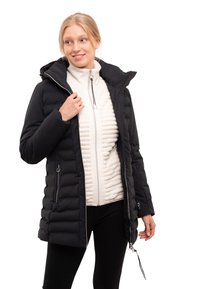 Chaqueta de plumas negra con un diseño acolchado, que presenta una capucha y un zipper frontal sobre una capa interna blanca texturada. Incluye bolsillos laterales con zipper.