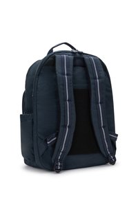 Zaino blu navale in tessuto, dotato di spallacci imbottiti regolabili, chiusura con zip e tasca laterale con accenti a strisce a contrasto.