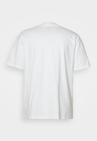 T-shirt bianco a maniche corte realizzato in cotone. Presenta un classico collo rotondo e una texture liscia e semplice senza motivi o disegni visibili.