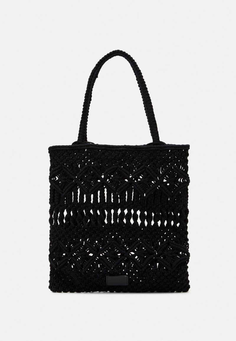 Černá tkaná taška přes rameno s texturovanými vzory a pevným dnem. Dvě odolné rukojeti pro nošení. Minimalistický design s jemným detaily loga.
