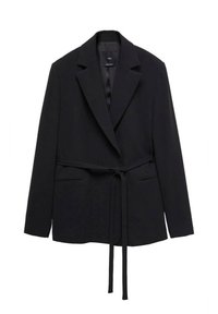 Blazer noir ajusté avec revers crantés, manches longues, deux poches à empiècement à l'avant et une fine ceinture en tissu nouée à la taille.