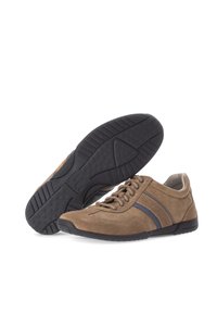 Scarpe in tela marrone con una finitura testurizzata, caratterizzate da suole in gomma grigio scuro, stringate nella parte anteriore e strisce diagonali per un tocco di dettaglio in più.