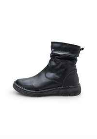 Bottes chelsea en cuir noir avec un design froncé, bout rond et semelle texturée. Présente des détails cousus et une languette à l'arrière.