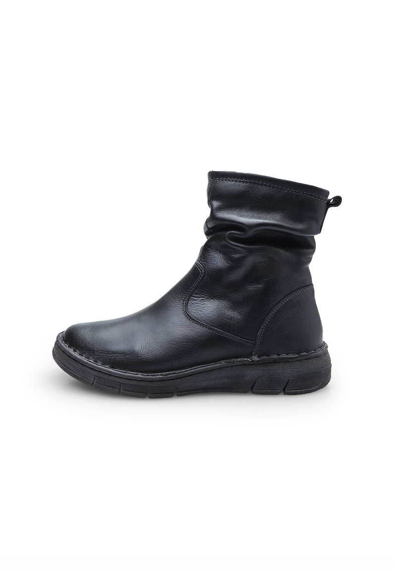 Bottes chelsea en cuir noir avec un design froncé, bout rond et semelle texturée. Présente des détails cousus et une languette à l'arrière.
