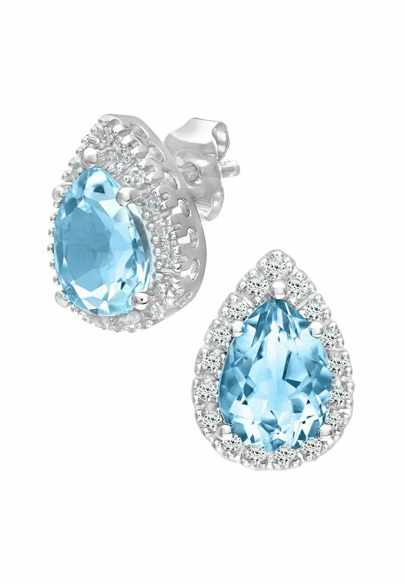 Pendientes en forma de lágrima plateados que presentan gemas azul claro rodeadas de acentos de cristal transparente, exhibiendo un acabado pulido y reflectante.