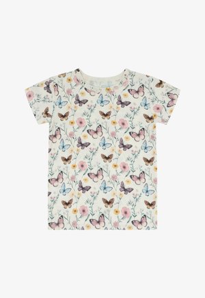 Camicia bianca a maniche corte con motivo di farfalle multicolori e fiori rosa e gialli distribuiti uniformemente sul tessuto.