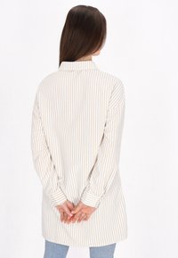 usha Gombos blúz - beige