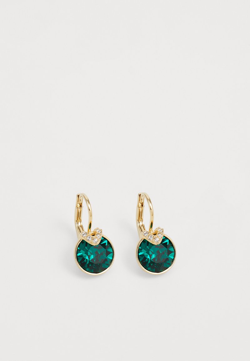 Guldiga hoopörhängen med runda, mörkgröna kristaller och ett klart kristallaccent. Elegant design med facetterad textur och polerad yta.