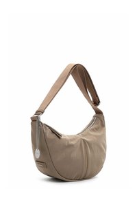 Borsa a tracolla in tessuto beige con forma curvata, una sola tracolla, zip argentata e dettagli in catena. Texture liscia con dettagli minimi.
