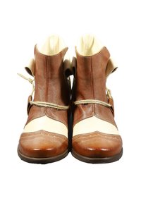 Stivali alla caviglia in pelle marrone e beige con punta rotonda, cuciture decorative e un accento in corda. Superficie leggermente testurizzata e colletto curvo.