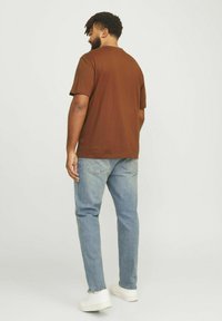 Jack & Jones JORVESTERBRO TEE CREW NECK - T-shirts print - brown
