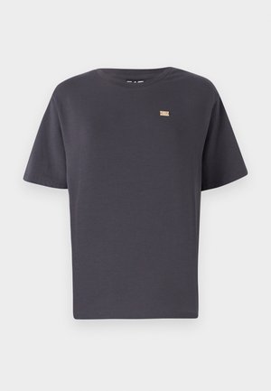 T-shirt grigio scuro a maniche corte realizzato in tessuto morbido. Caratterizzato da un piccolo logo dorato sul davanti e una vestibilità comoda con scollatura rotonda.