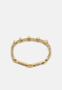 Bracelet doré composé de maillons métalliques entrelacés avec des formes carrées et rectangles, orné de pierres précieuses transparentes et gravure de marque.