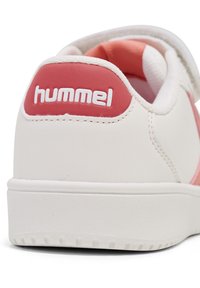 Biała sneakersy z różowymi akcentami, z gładką cholewką ze skóry i wyściełanym kołnierzem. Wyróżniające się logo marki na pięcie w kolorze białym. Gumowa podeszwa.