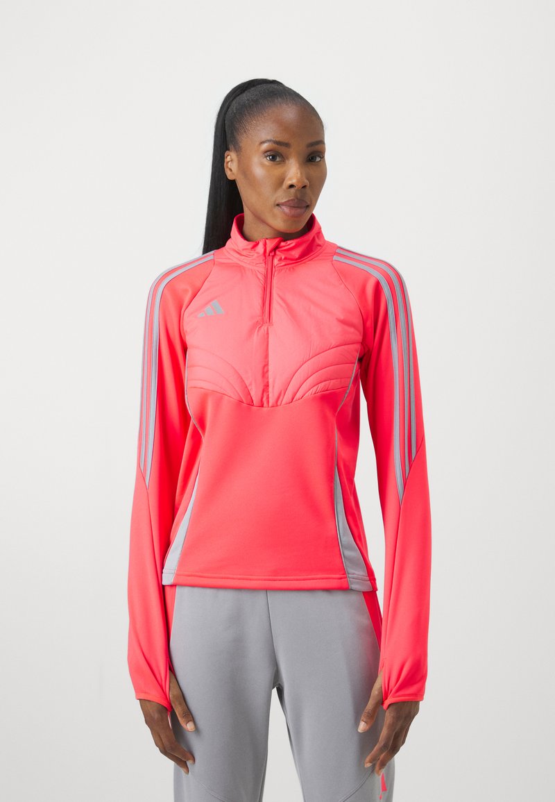 Sportliches langärmliges Jersey in leuchtendem Pink mit grauen Akzenten, halb-zippender Mock-Neck und strukturiertem Brustpanels, aus leichtem Material gefertigt.