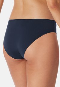 Granatowe dół stroju kąpielowego o wysokim stanie, gładkiej fakturze i minimalnej ilości szwów. Projekt charakteryzuje się prostą, elegancką sylwetką.