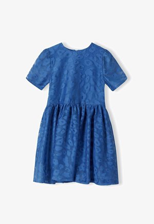 Robe courte à manches courtes bleue avec un motif léopard subtil, col rond, corsage ajusté et jupe froncée.