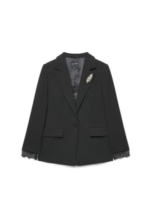 Blazer noir cintré avec un bouton unique, des poignets à bordure en dentelle, des poches à rabat et une broche décorative sur le revers gauche.