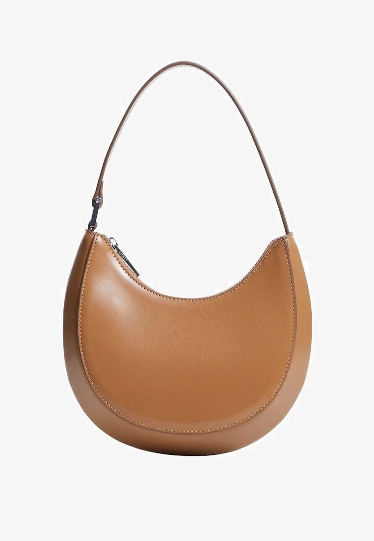 Sac à main en cuir couleur camel en forme de croissant avec une seule anse supérieure et une fermeture éclair sur un côté.