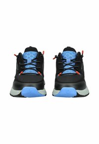 Schwarze Laufschuhe mit blauen Mesh-Akzenten, roten Schnürsenkeln und einer grauen Zwischensohle. Verfügt über eine strukturierte Oberfläche und ein abgerundetes Zehendesign.