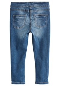 Kék farmernadrág sima textúrával, közepes derékrésszel, két hátsó zsebbel és enyhe kopott hatásokkal.