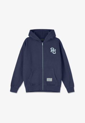 Ναυτικό φούτερ με φερμουάρ από μαλακό βαμβάκι, με καγκουρό τσέπη, ριμπ μανσέτες και φωτεινό μπλε λογότυπο στο στήθος. Διαθέτει επενδεδυμένη κουκούλα.