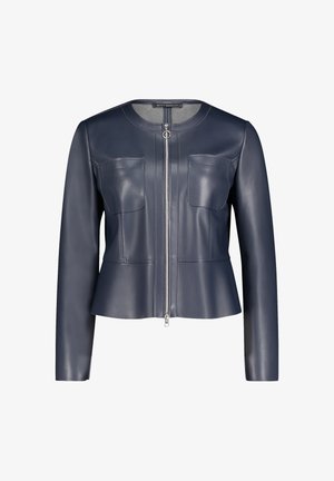 Marineblauwe leren jas met een ronde hals, ritssluiting en twee voorkoeken. Peplumontwerp en een gladde textuur met zichtbare stiksels.