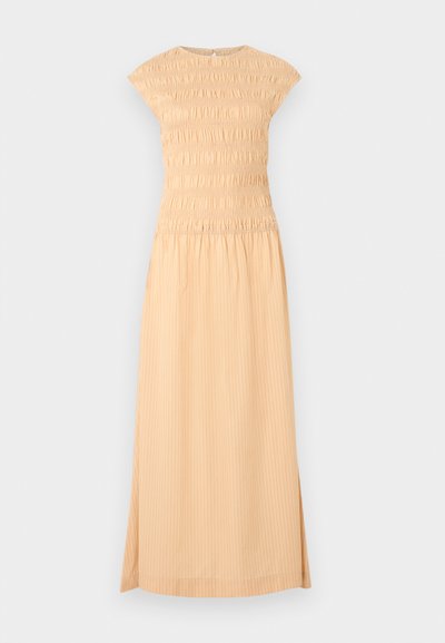 Φόρεμα μέσης μήκους σε απαλό ροδακινί χρώμα με μανίκια καπέλο, υφασμάτινη περιοχή με πτυχώσεις και πλισέ φούστα με εγκάρσιες κάθετες ρίγες. Περιλαμβάνει λεπτομέρεια κλεισίματος στο πίσω μέρος.