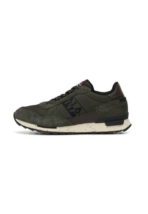 Dunkelgrüner Sneaker aus Wildleder und Mesh mit schwarzen Schnürsenkeln, gesprenkelter beiger Sohle, schwarzen Akzenten und einem Logo auf dem seitlichen Panel.