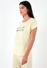 LELA REGULAR FIT - Pizsama szett - yellow