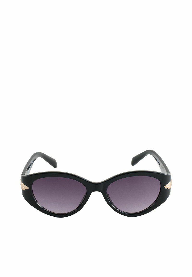Okulary przeciwsłoneczne w stylu kociego oka z błyszącą czarną oprawką, gradientowymi fioletowymi soczewkami oraz złotymi akcentami przy zausznikach.
