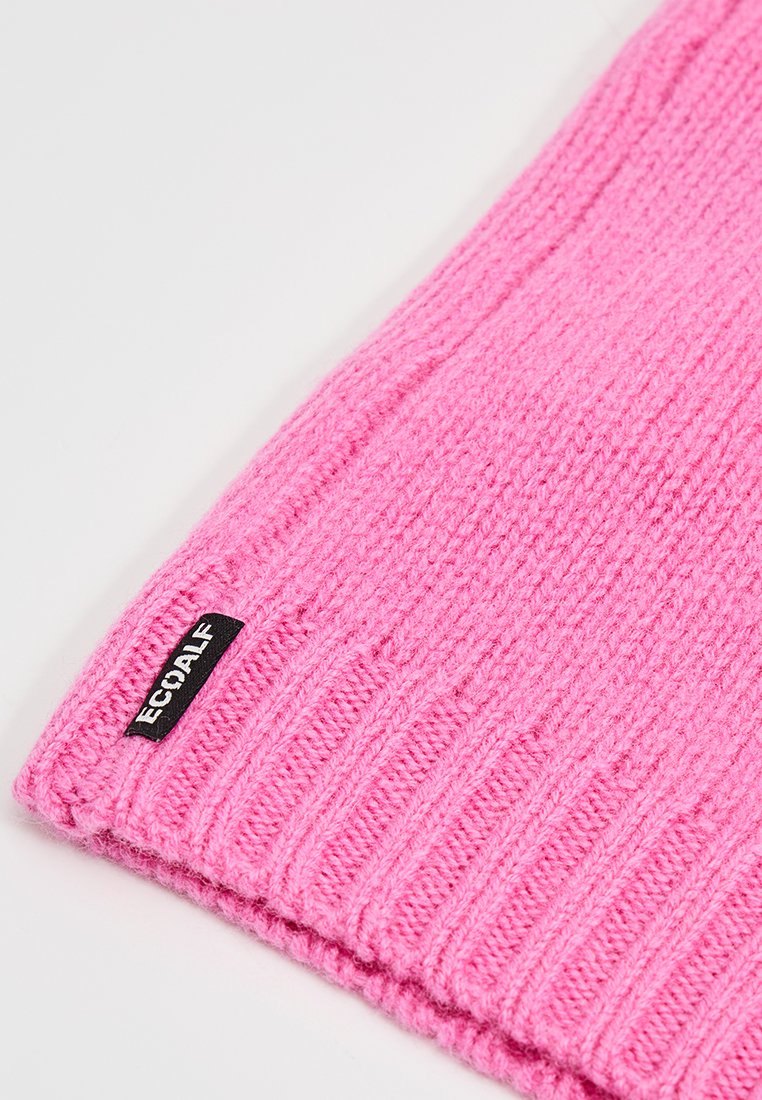 Różowa czapka dzianinowa o prążkowanej teksturze, z czarną metką z napisem "ECODALF". Materiał wydaje się miękki i ciepły.