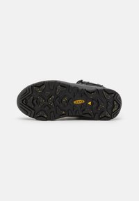 Keen REVEL IV MID POLAR  - Obuwie hikingowe