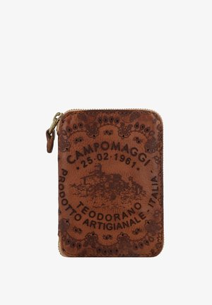 Portefeuille en cuir marron avec des motifs embossés, doté d'une fermeture éclair et de designs décoratifs. Comprend un texte avec les détails de la marque et de la localisation.