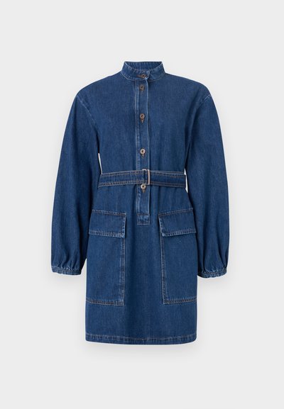Rochie din denim cu guler, închidere cu butoane în față, talie strânsă cu un cureaua, mâneci lungi bufante și două buzunare frontale. Culoare albastru închis.