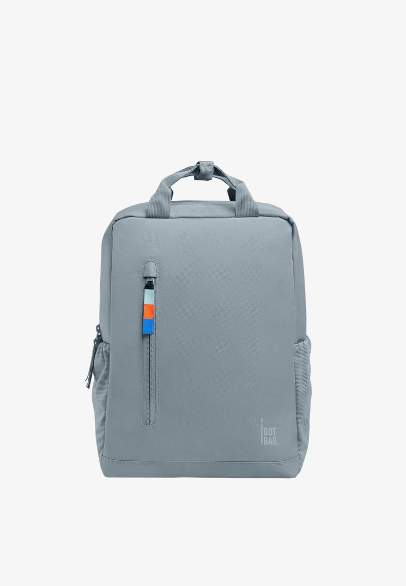 Lichtgrijze rechthoekige rugzak met bovenhandvatten, verticale frontritszak met blauw-witte-oranje trekker en zijmesh zakken.