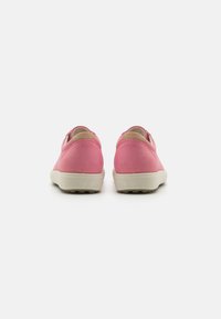 Różowe sneakersy o gładkim, matowym wykończeniu, z beżową podeszwą. O zaokrąglonym kształcie z subtelnym obcasem i minimalistycznym designem.