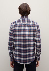 Kariertes Hemd mit einem Muster aus Blau, Rot und Weiß, schmaler Passform, Button-Down-Kragen und langen Ärmeln mit geknöpften Manschetten.