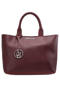 Burgundská syntetická taška přes rameno s hladkou texturou, dvojitými krátkými uchy, stříbrným kovovým logem a kontrastními červenými stehy.