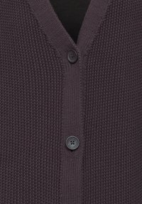Dunkellila Strickjacke mit strukturiertem Strickmuster, ausgestattet mit einem V-Ausschnitt und zwei schwarzen Knöpfen vorne zur Schließung.