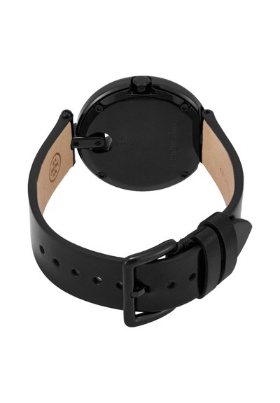 Schwarze Armbanduhr mit schwarzem Lederarmband und Metallschließe, zeigt die Rückseite mit Marken-Gravur und Einstellkrone.