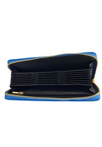 Portafoglio in pelle blu con finitura testurizzata, cerniera dorata e più scomparti neri per carte all'interno. Presenta un compartimento con cerniera per monete.
