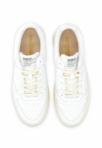 Sneaker sportive bianche con tomaia in pelle liscia, punta perforata, lacci beige e suola in gomma crema. Presenta il marchio sulla linguetta.