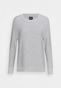 Hellgrauer Strickpullover mit Rundhalsausschnitt, gerippten Bündchen und Saum sowie diagonalen Texturmuster an den Ärmeln. Etikett sichtbar im Ausschnitt.
