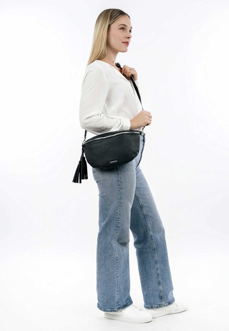 Borsa a tracolla nera in pelle con texture liscia, zip argentata e dettaglio frangia nera. Forma compatta e arrotondata con tracolla.