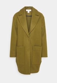 Olivgrön, lång kappa i ullblandning, med krage, två stora framfickor och en öppen framsida utan knäppningar.