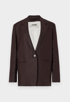 Sacou maro închis cu un singur nasture, rever cu decupaj, două buzunare frontale cu deschizătură și căptușeală interioară albă vizibilă la guler.