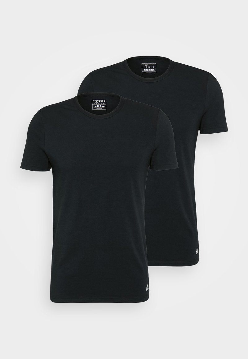 Set van twee zwarte t-shirts met korte mouwen, gemaakt van zachte katoen, met een ronde halslijn en minimale branding nabij de zoom.
