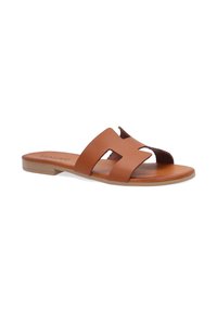 Bruine leren slip-on sandaal met twee uitsparing riemen en een platte zool. De binnenzool heeft een natuurlijke afwerking voor extra comfort.